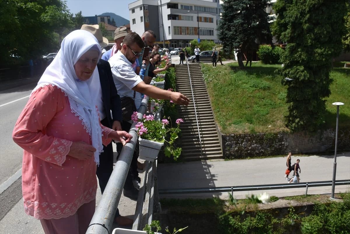 Bijele ruže bačene u rijeku Ćehotinu u Foči