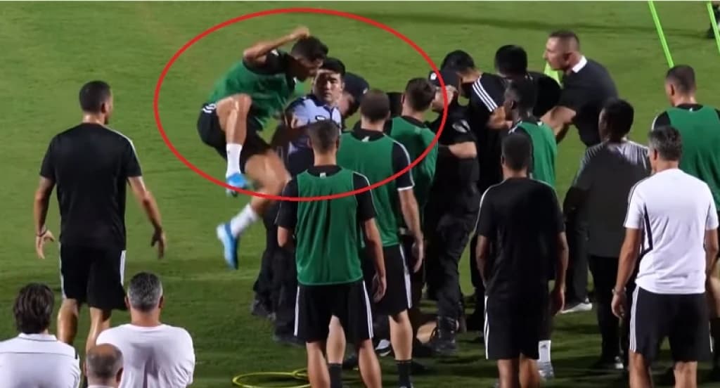 Navijač utrčao na trening Juventusa, Ronaldo skočio na policajca