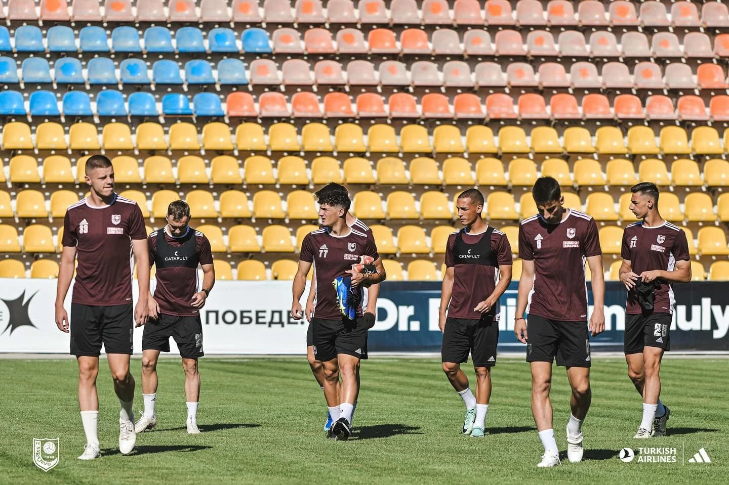 Igrači Sarajeva na travnjaku stadiona u Aktobeu