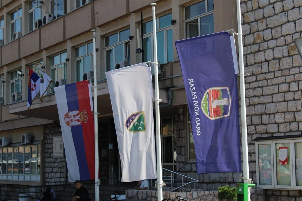 Zastave spuštene na pola koplja