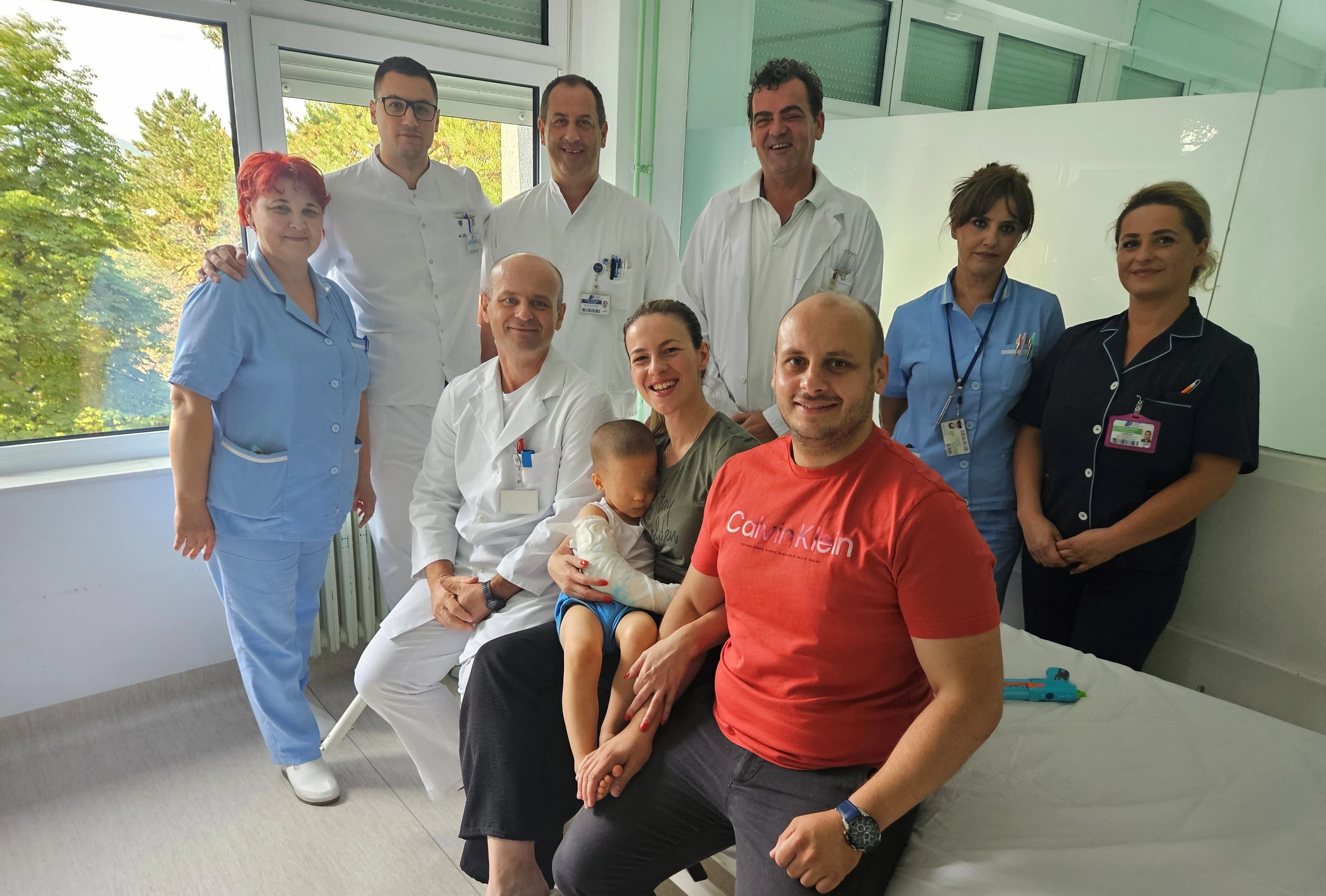 Dječak s roditeljima i ljekarima KCUS-a