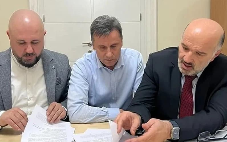 Novalić s advokatima Jahićem (lijevo) i Senadom Pećaninom