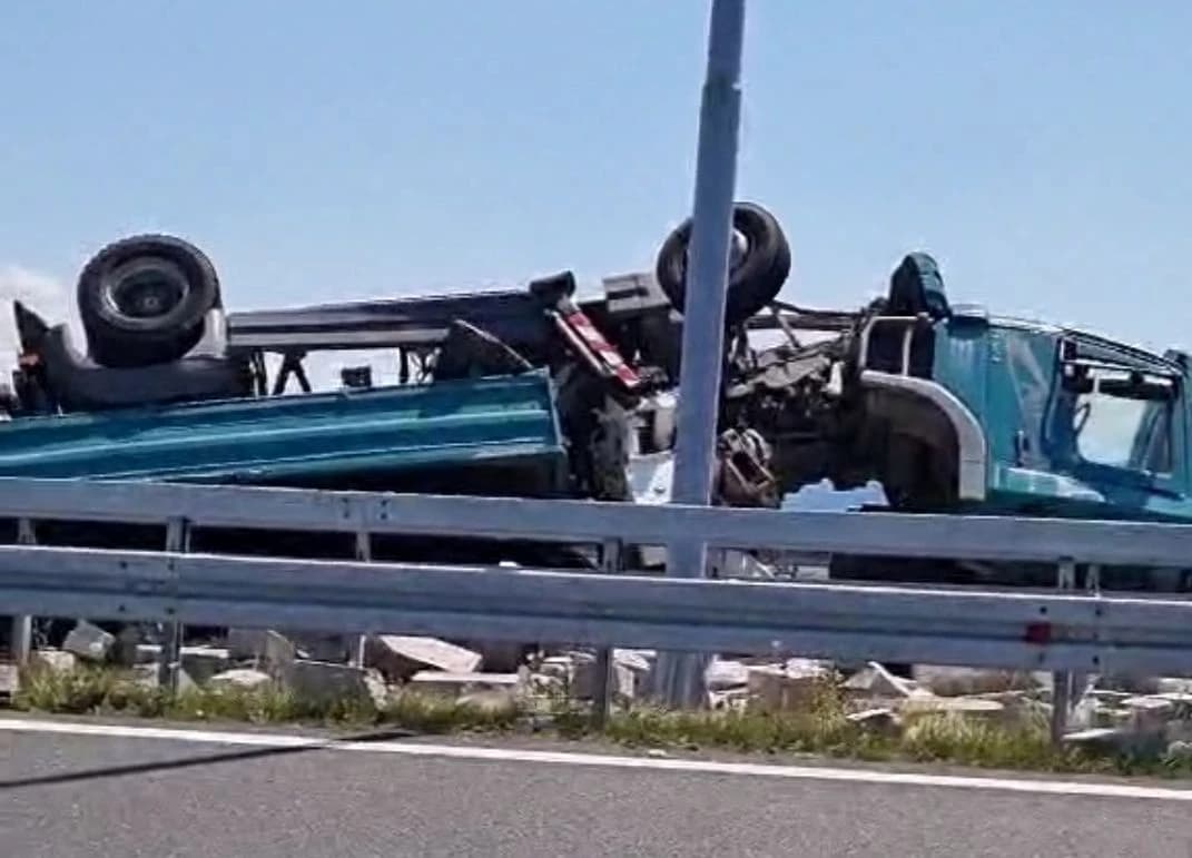 Prevrnut kamion na autocesti