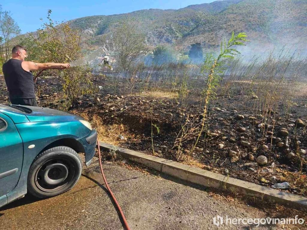 Požar prijeti mostarskom naselju "Dolina sunca", vatra stigla do parkinga