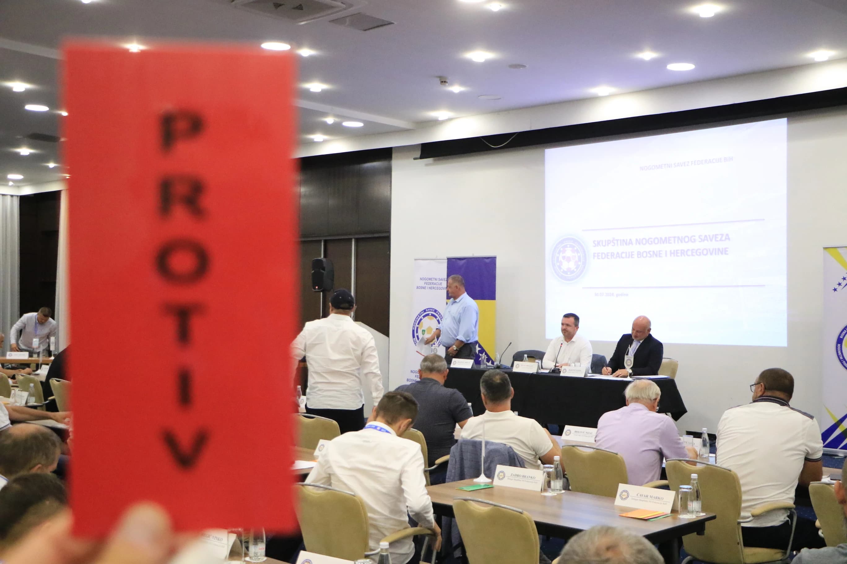 Za skraćenje su glasala 32 delegata, trojica su bila protiv, a jedan suzdržan