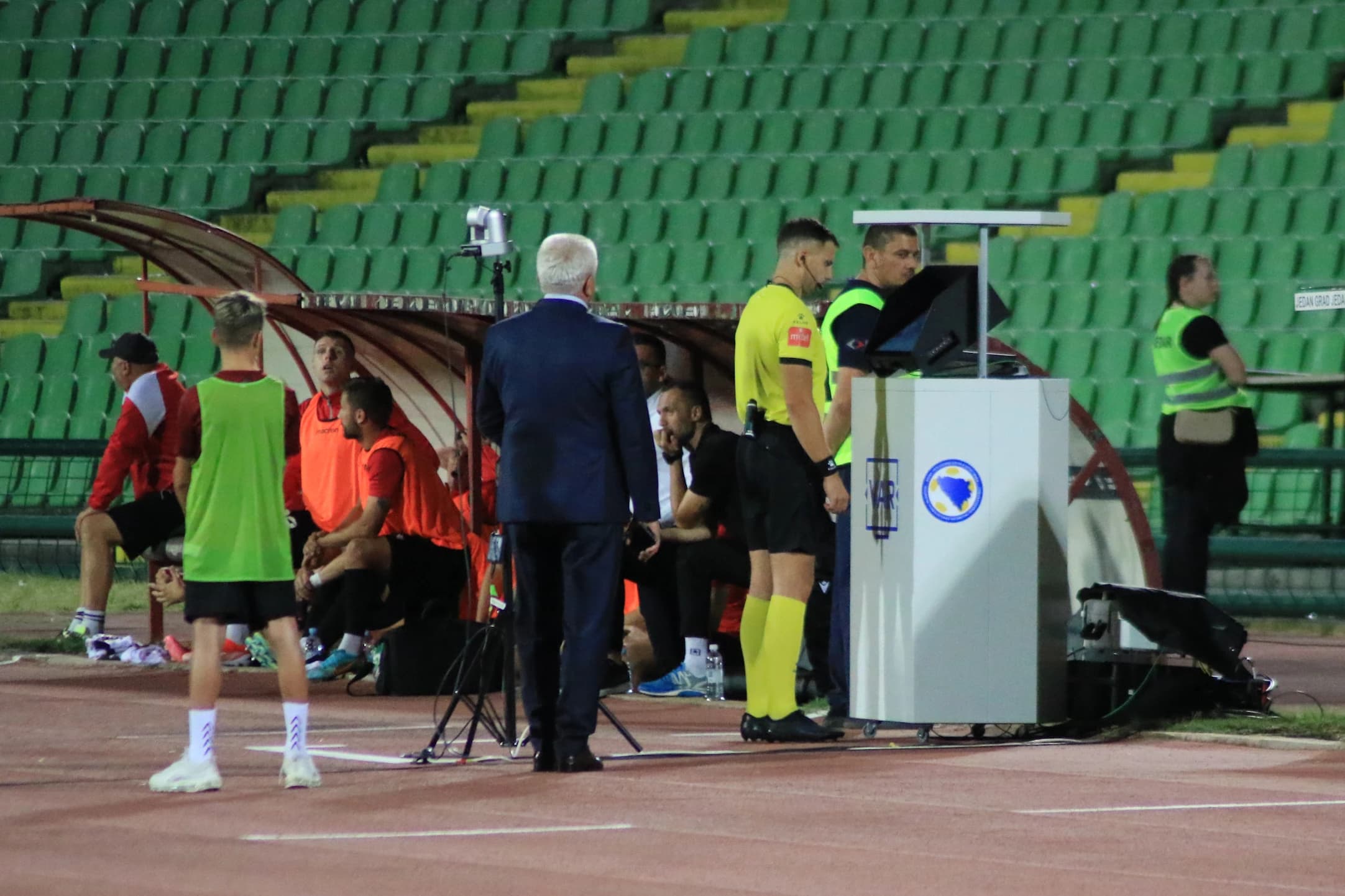 Bandić gleda situaciju tokom VAR provjere