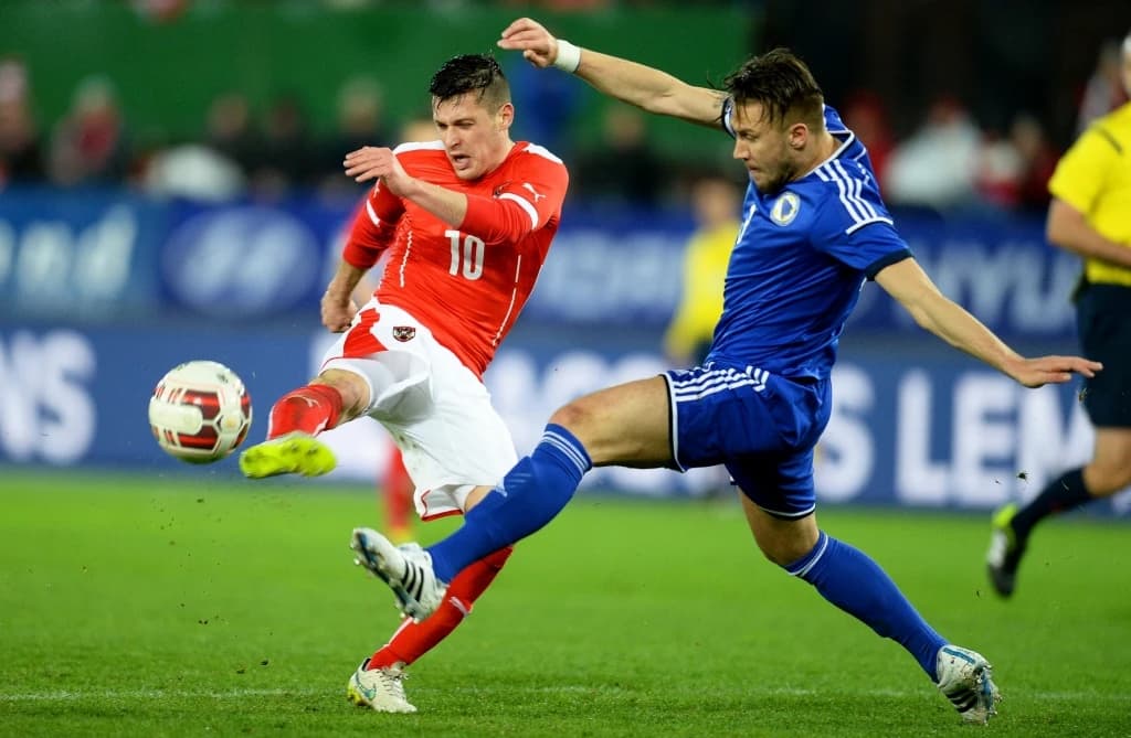 Ermin Bičakčić u duelu sa Zlatkom Junuzovićem / Austrija - BiH 1:1