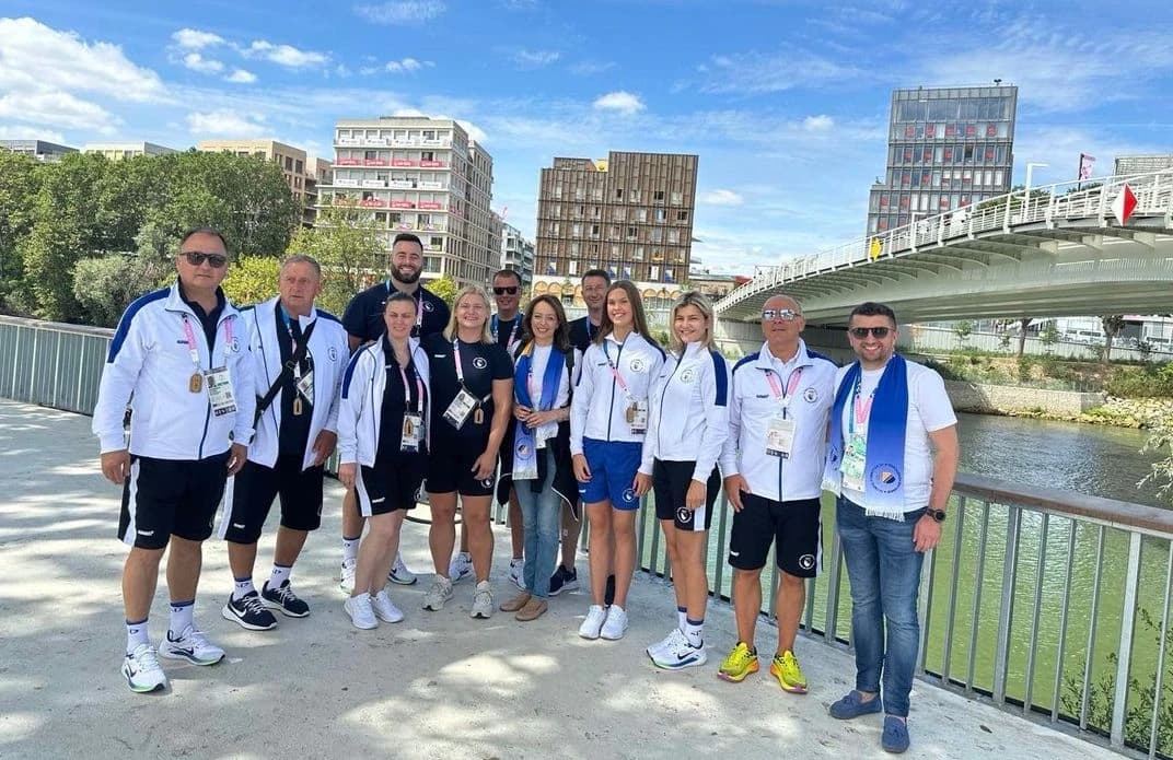 Ministrica Bošnjak (u sredini) i šef kabineta Bošnjak (krajnji desno) sa delegacijom BiH u Parizu