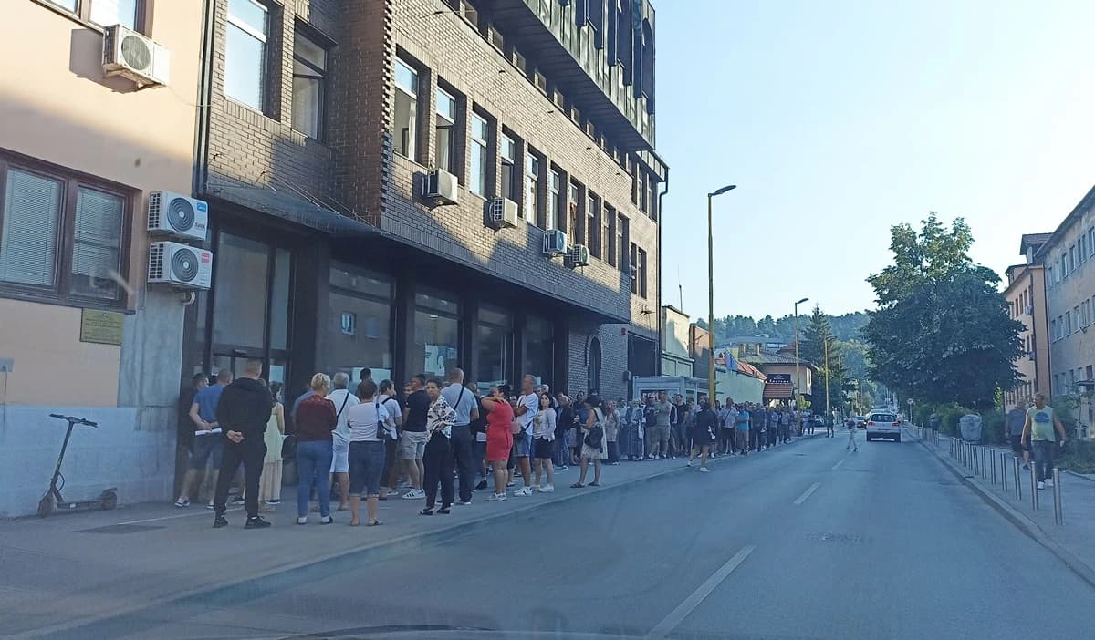 Red pred otvaranje šaltera