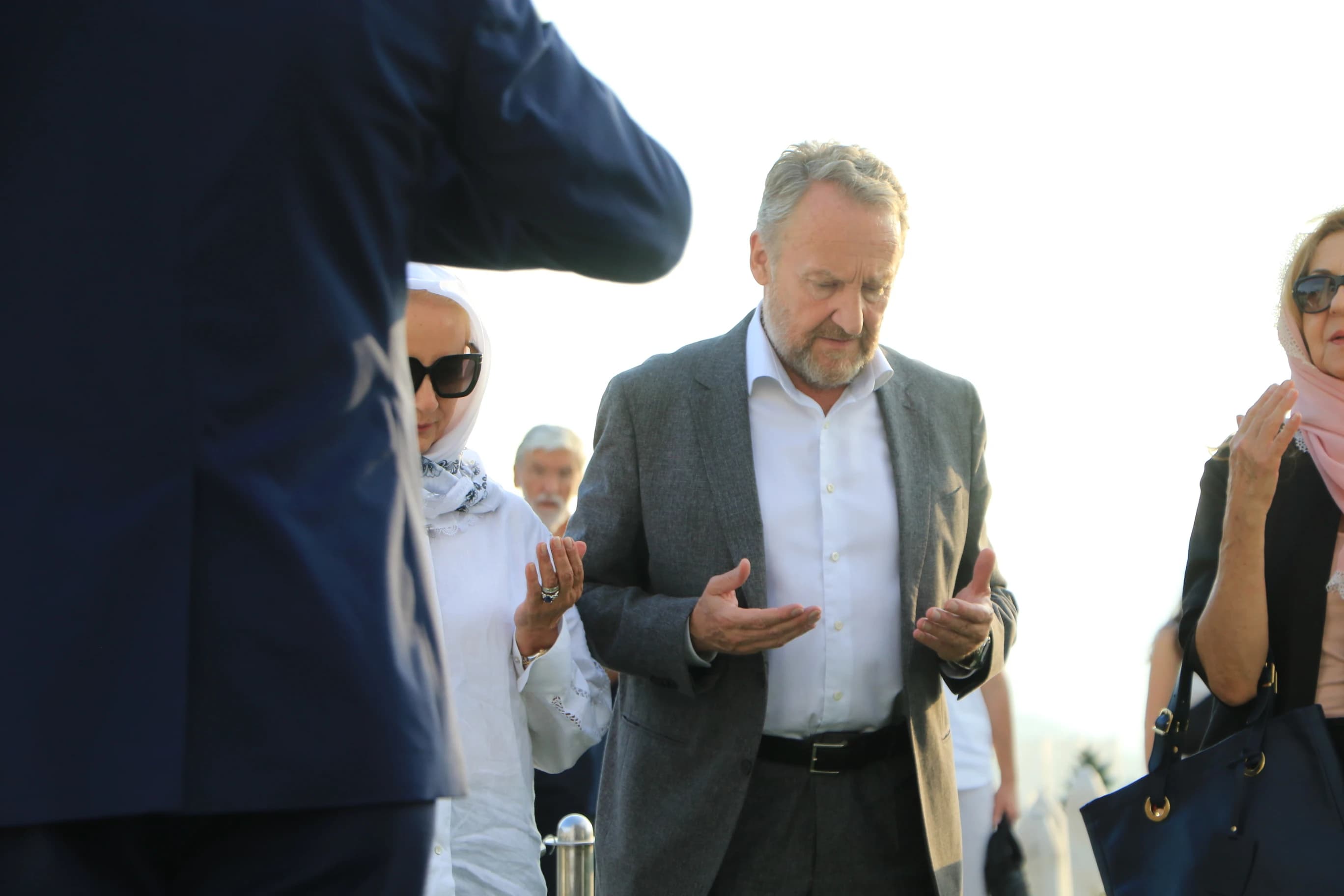 Bakir Izetbegović na mezarju Kovači
