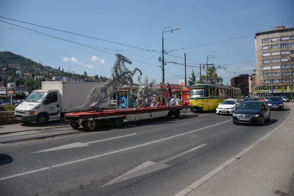 Umjetnički podsjetnik na otpor grada: Skulptura "Kentauromahia" obišla Sarajevo