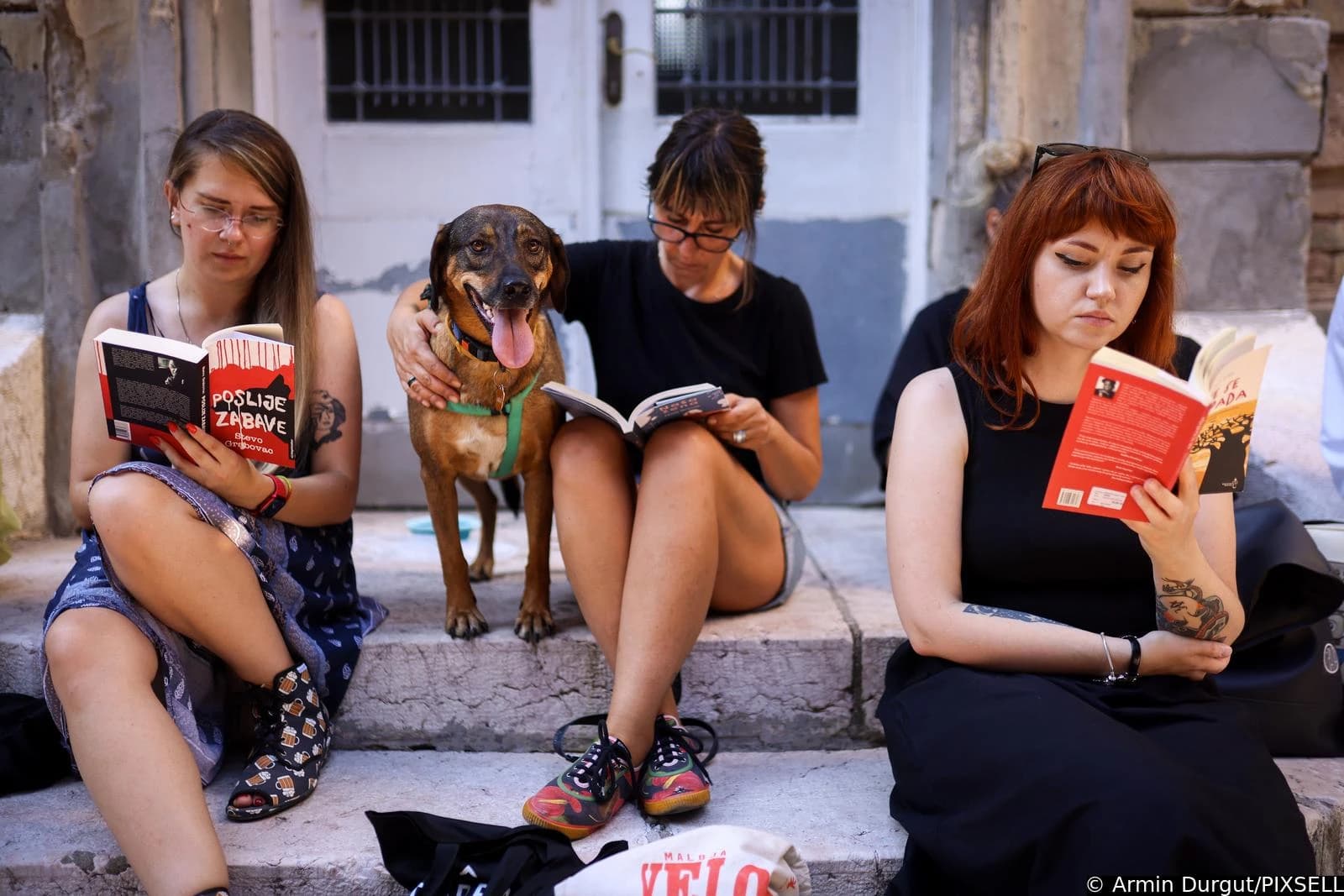 Okupljanje građane u znak protesta ispred Nacionalne biblioteke
