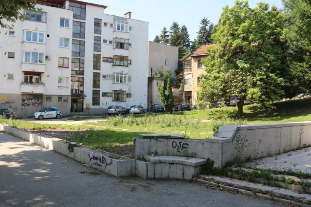 Uklonjen Kamp heroja 