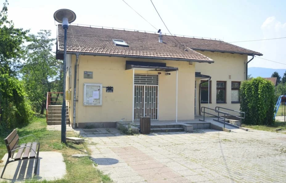 Dom kulture u kojem su se nalazile kancelarije MZ i ambulanta