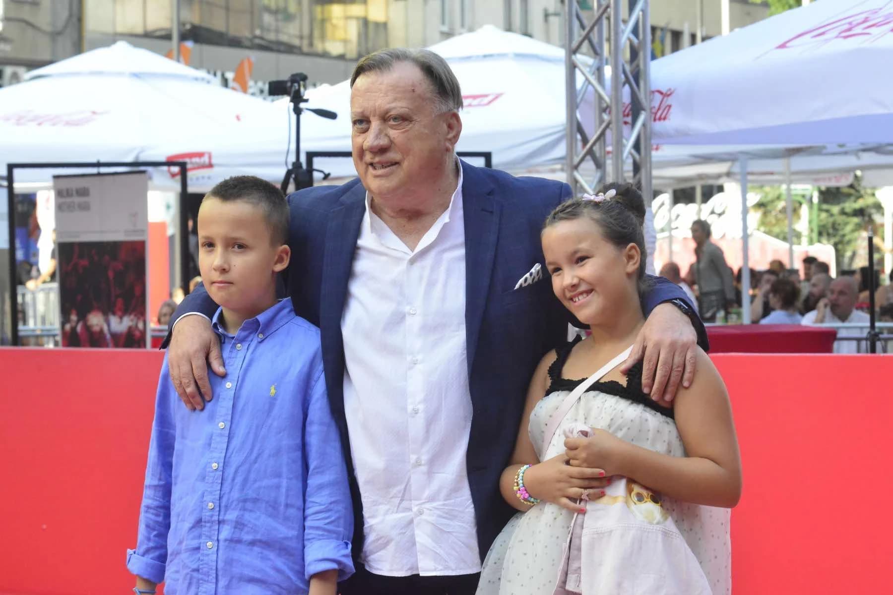 Halid Bešlić s unucima prošetao crvenim tepihom