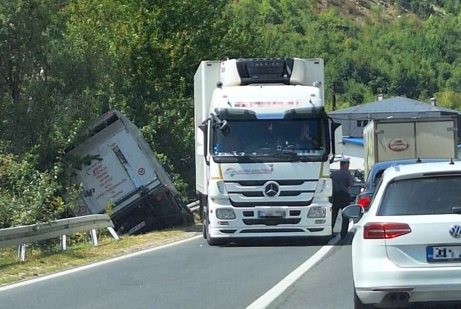 Kamion sletio s ceste