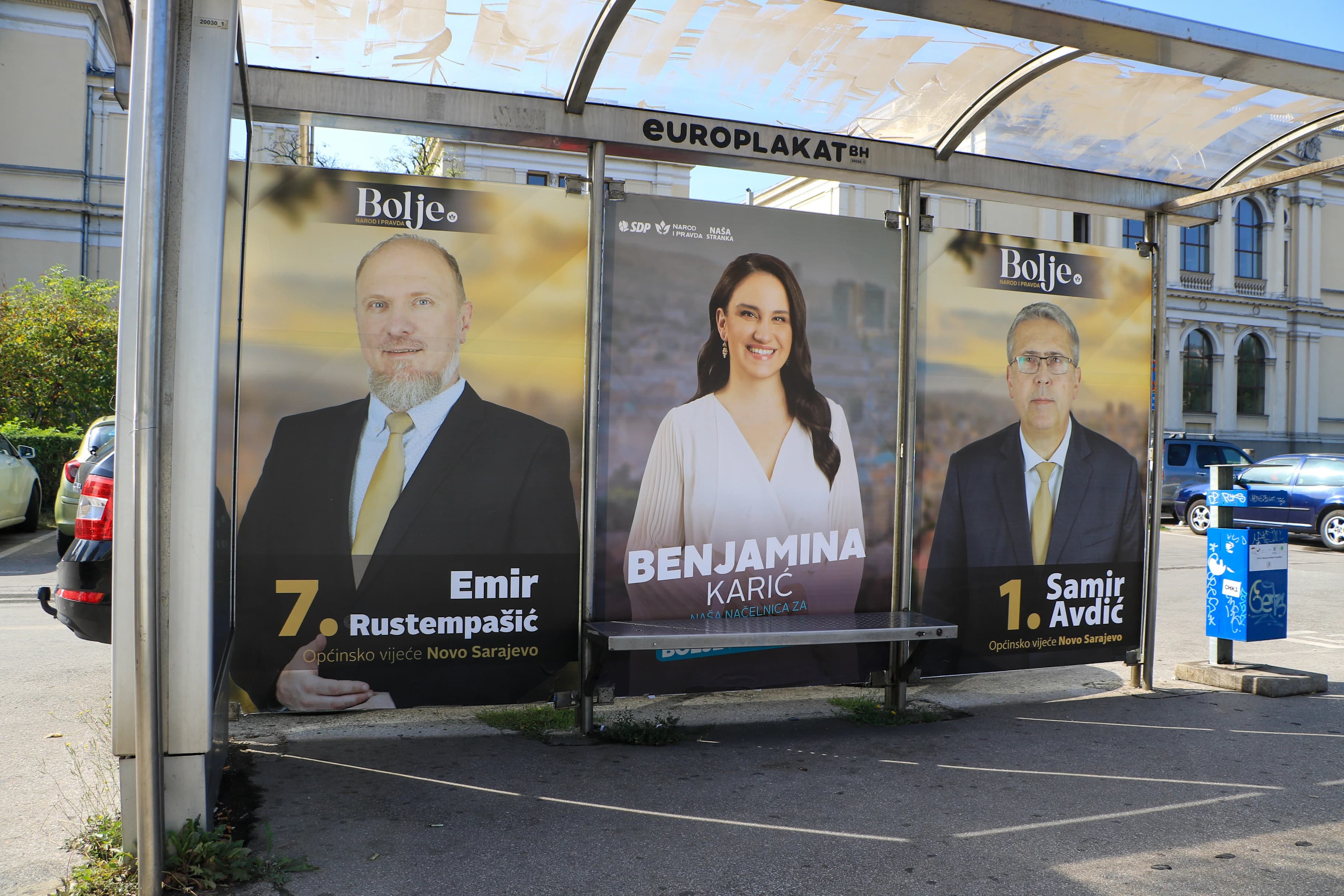 Dobro poznata lica smiješe se sa plakata