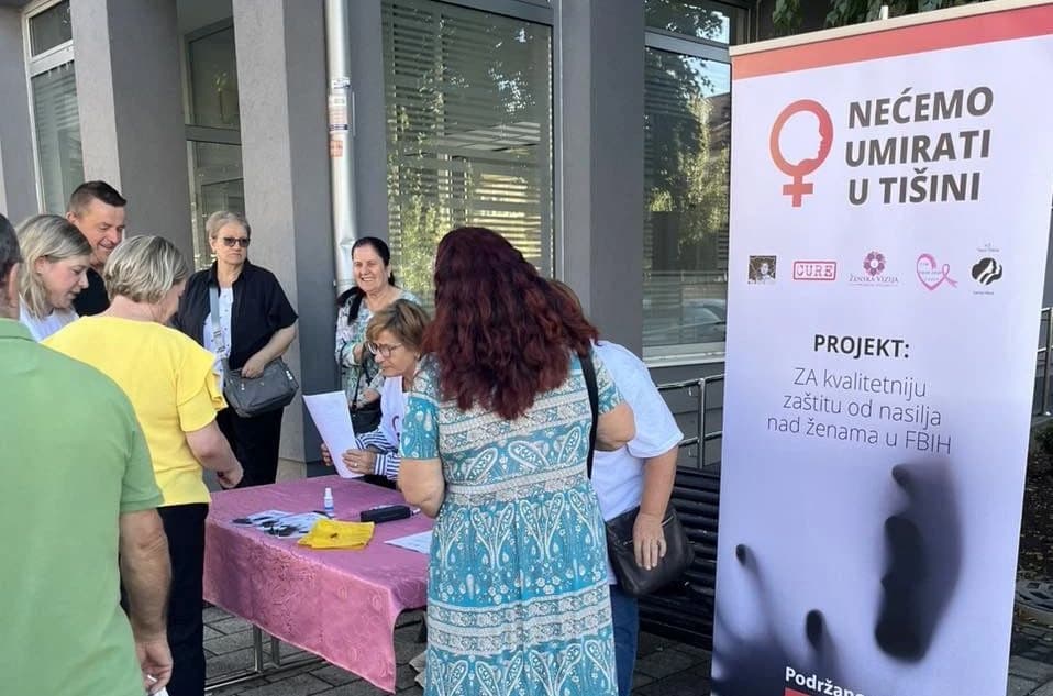 Potpisivanje peticije u Cazinu