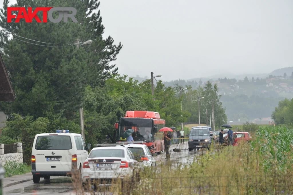 Teška nesreća u Sarajevu: Sudar autobusa i "renaulta", vozač poginuo na mjestu