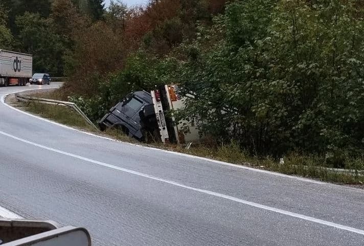 Šleper sletio s ceste