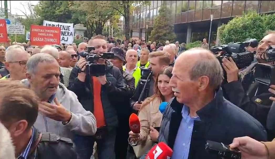 Mehić sa kolegama penzionerima nakon sastanka u Vladi FBiH