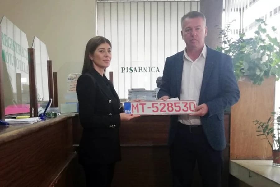 Uručenje prenosivih registarskih tablica