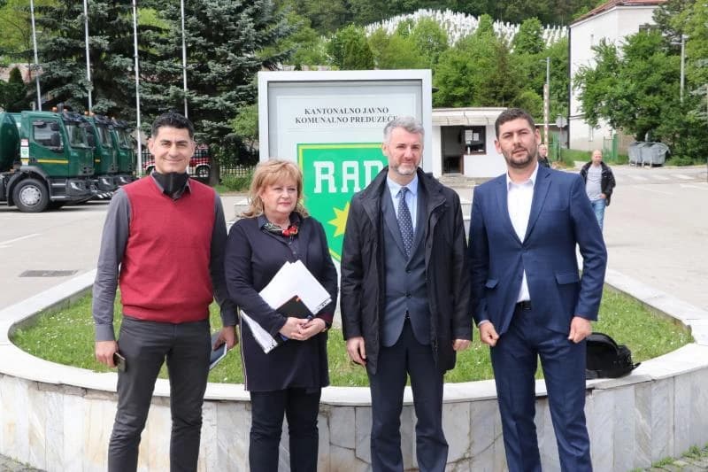Vera Arnautović i Nijaz Salamović (krajnje desno)