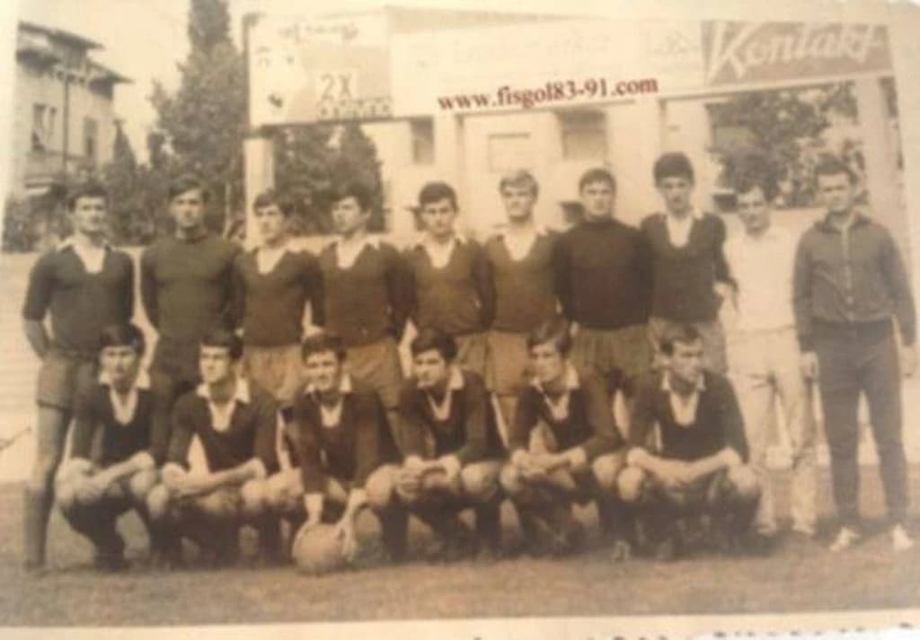 Foto: Reprezentacija grada Sarajeva (mladi tim - igrači FK Sarajevo i FK Željezničar) - generacija 1968, 1969. i 1970: Mirko Lekić čuči treći s lijeve strane - sa loptom
