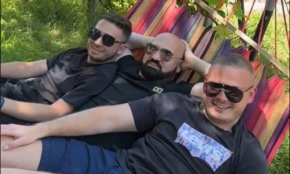 Ramo Isak sa sinovima Arnelom i Rusmirom