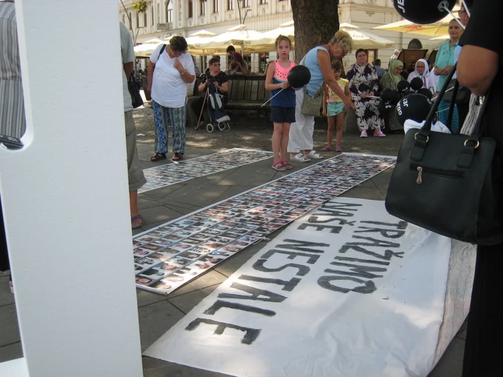 Mirni protest Srebreničanki u Tuzli