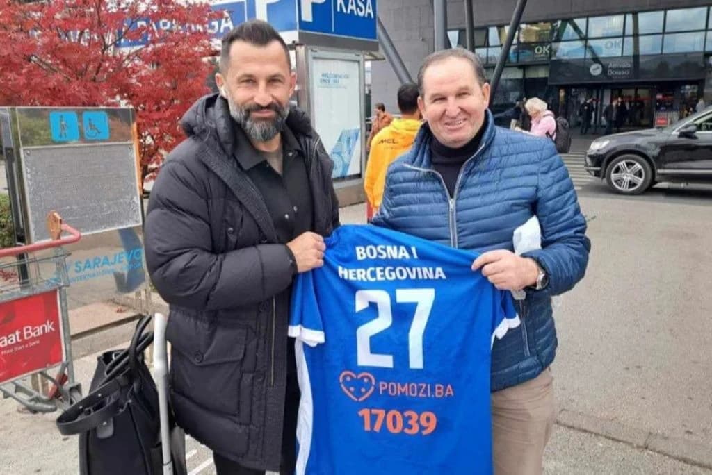 Salihamidžić i Sinanović na aerodromu sa dresom