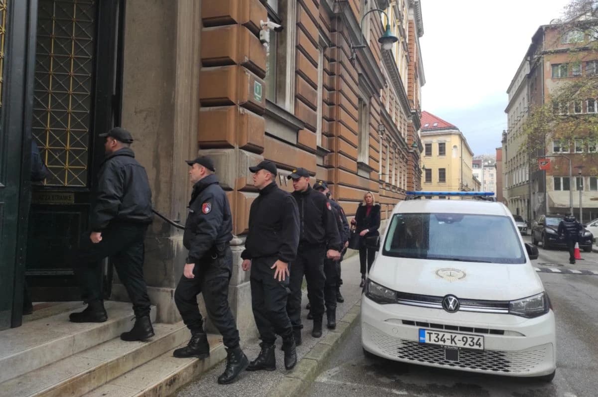Dolazak pripadnika MUP-a KS na ročište