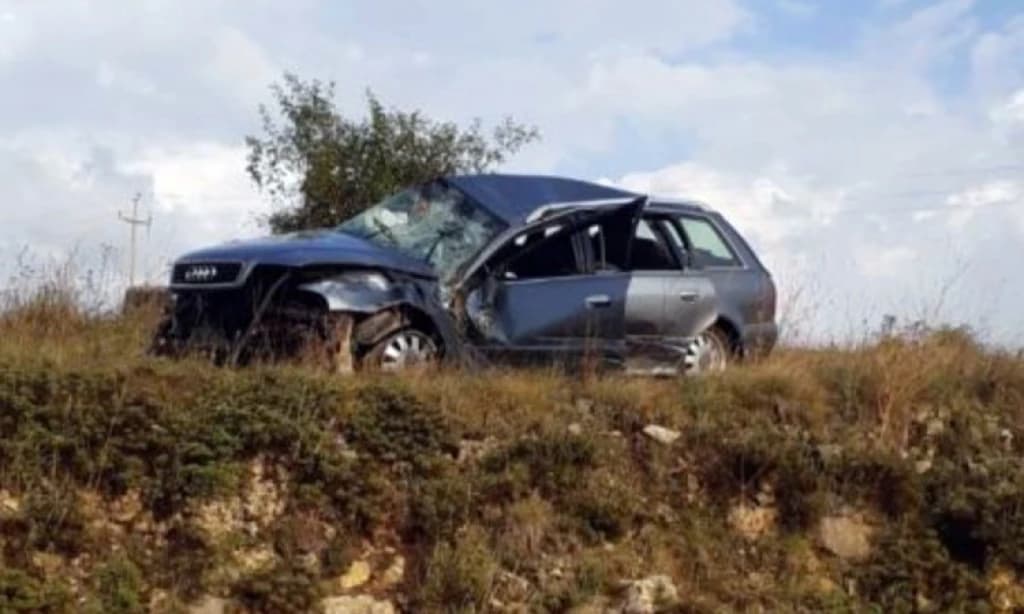 "Audi" završio pored puta