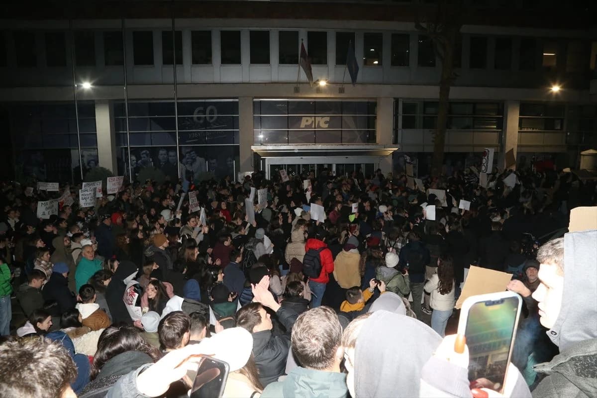 Ogorčeni studenti pred zgradom RTS-a