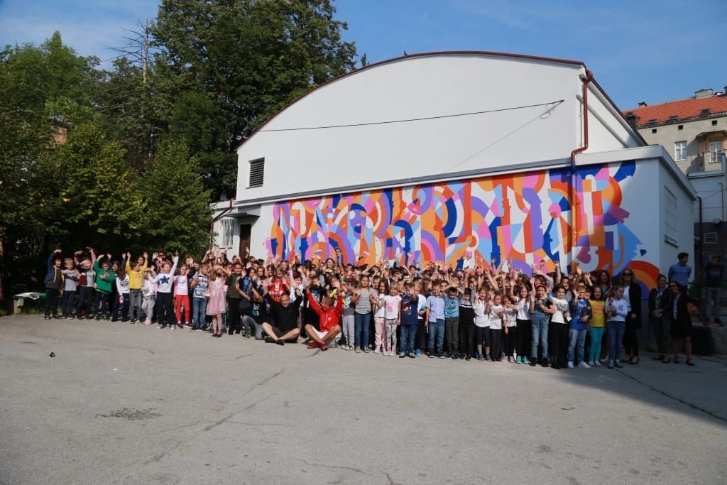 Zajednička fotografija pored murala