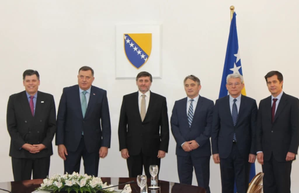 Brock Bierman u društvu članova Predsjedništva BiH