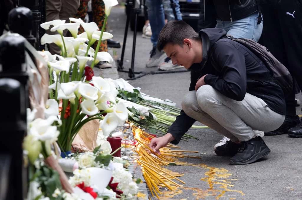 S odavanja počasti ispred OŠ "Vladislav Ribnikar"