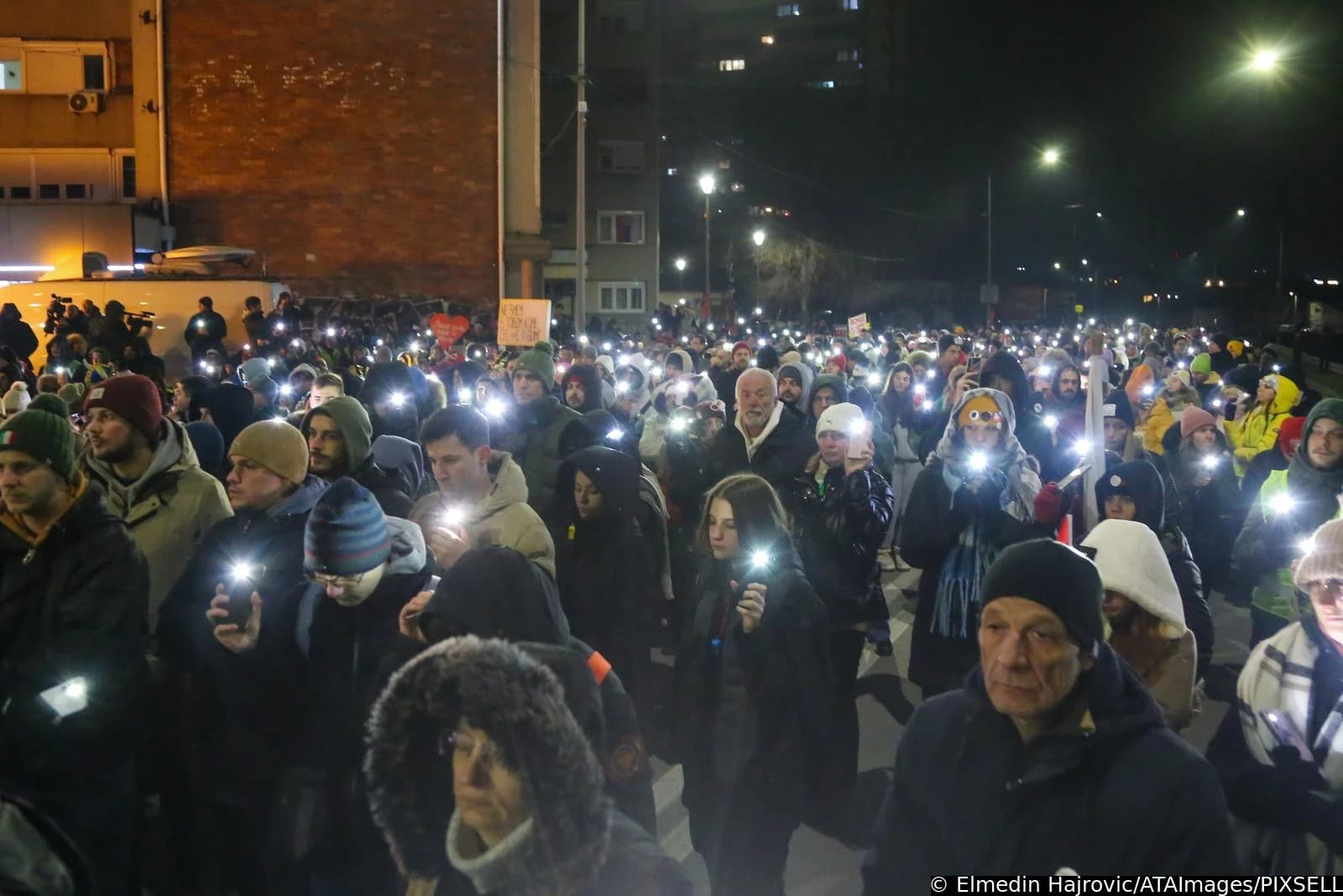 Dececi hiljada ljudi su se okupili na protestu u Kragujevcu