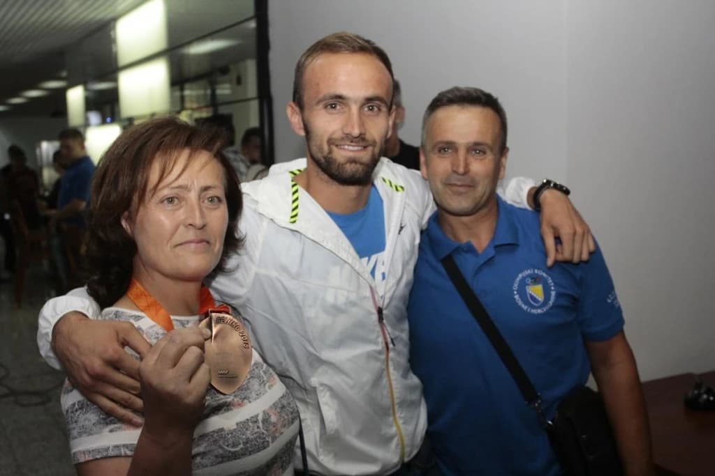 Amel Tuka sa roditeljima 