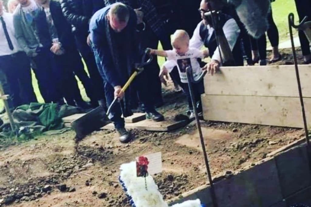 Dječak na očevoj sahrani