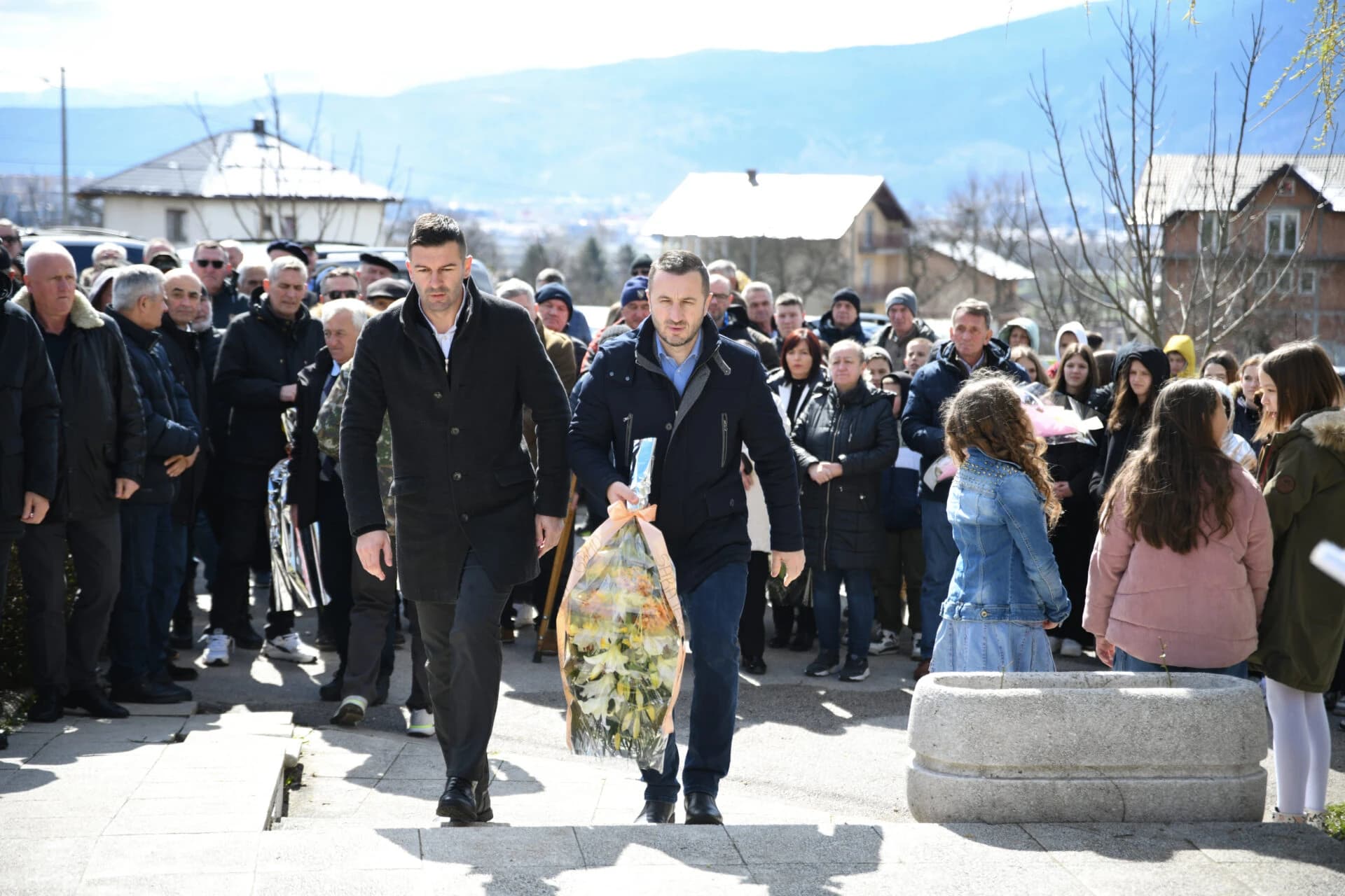 Brojne delegacije položile su cvijeće na spomen - ploču