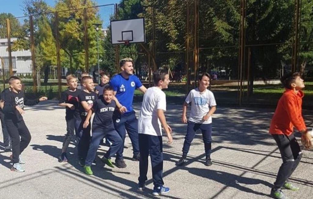Sead Kolašinac na Grbavici zaigrao sa mališanima: Ovo je djetinjstvo...