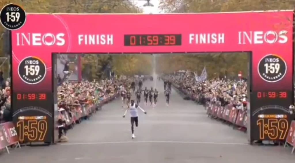 Kipchoge postao prvi atletičar koji je istrčao maraton za manje od dva sata