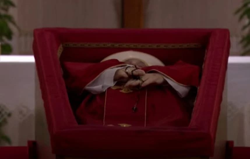 Kovčeg je jednostavan, a papa Franjo je obučen u crvenu liturgijsku odoru