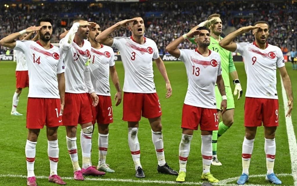Proslava gola: Turski reprezentativci u Parizu salutirali sa navijačima