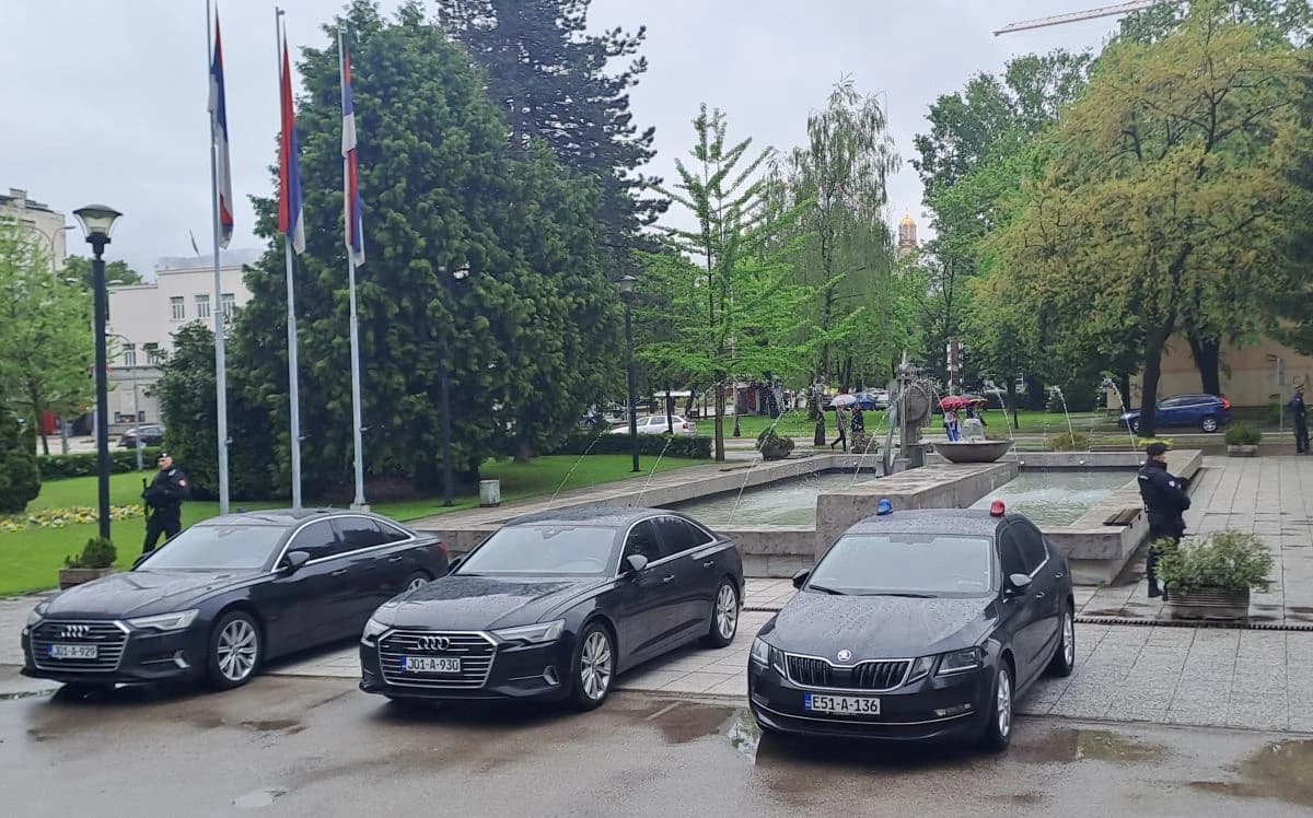 Bjegunac se krije iza dugih cijevi