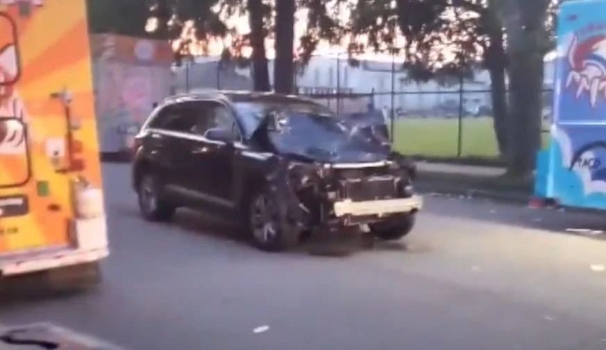 Autom uletio u okupljenu masu