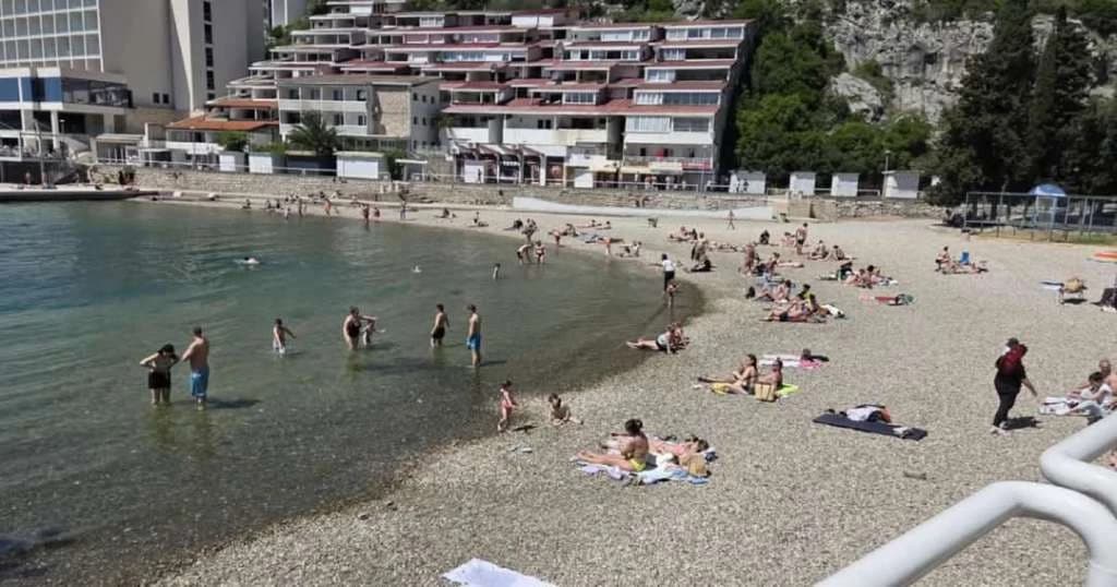 Brojni posjetioci Neuma su se sunčali i kupali