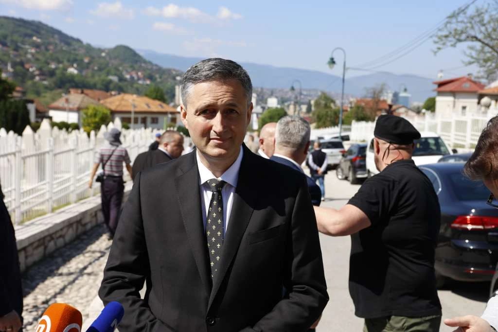 Bećirović odao počast na mezarju Kovači