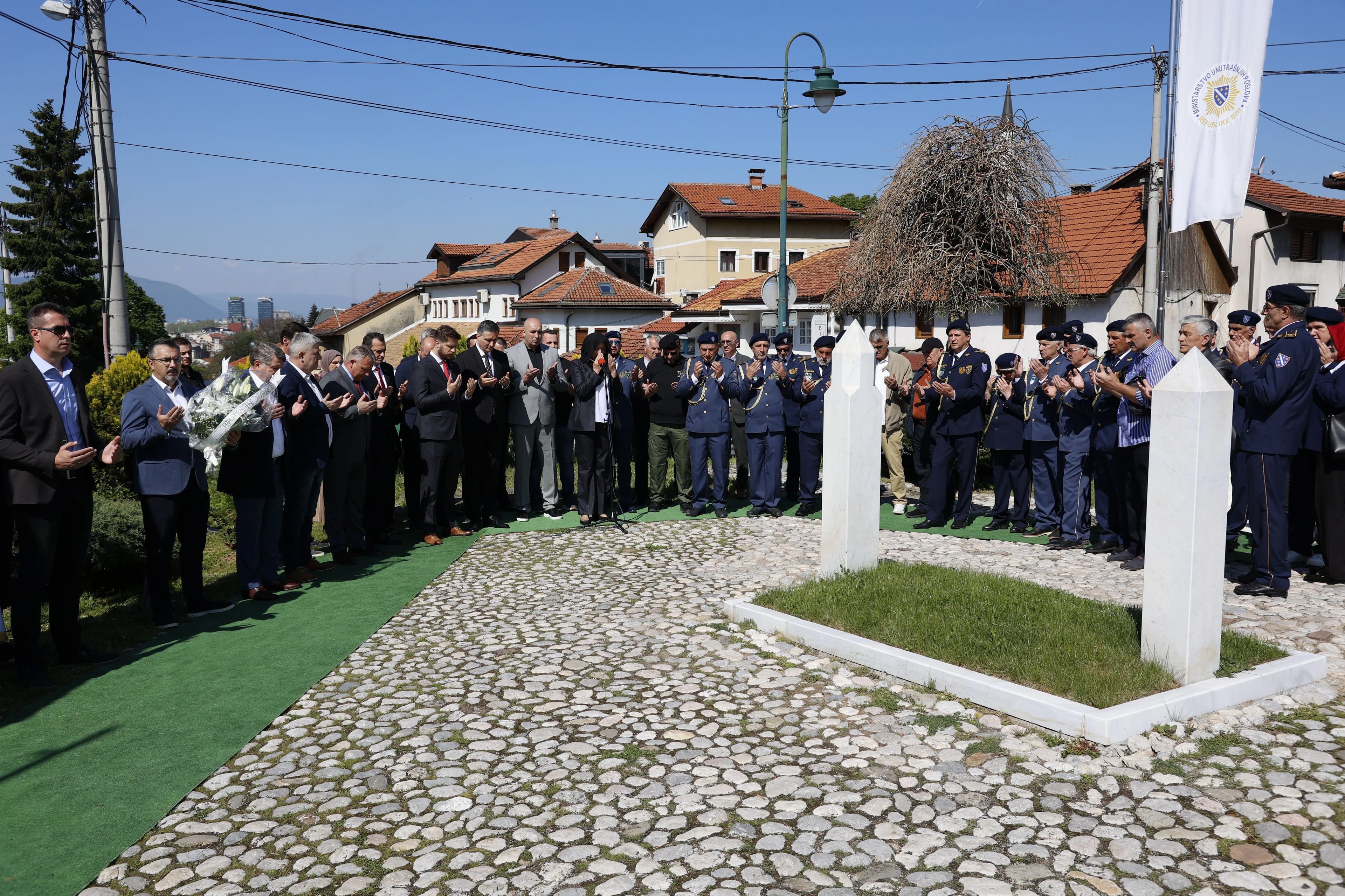 Delegacije svih nivoa vlasti položile cvijeće i odale počast